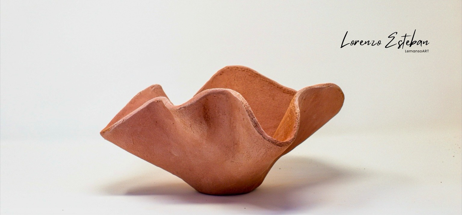 Pieza de cerámica de terracota con bordes ondulados